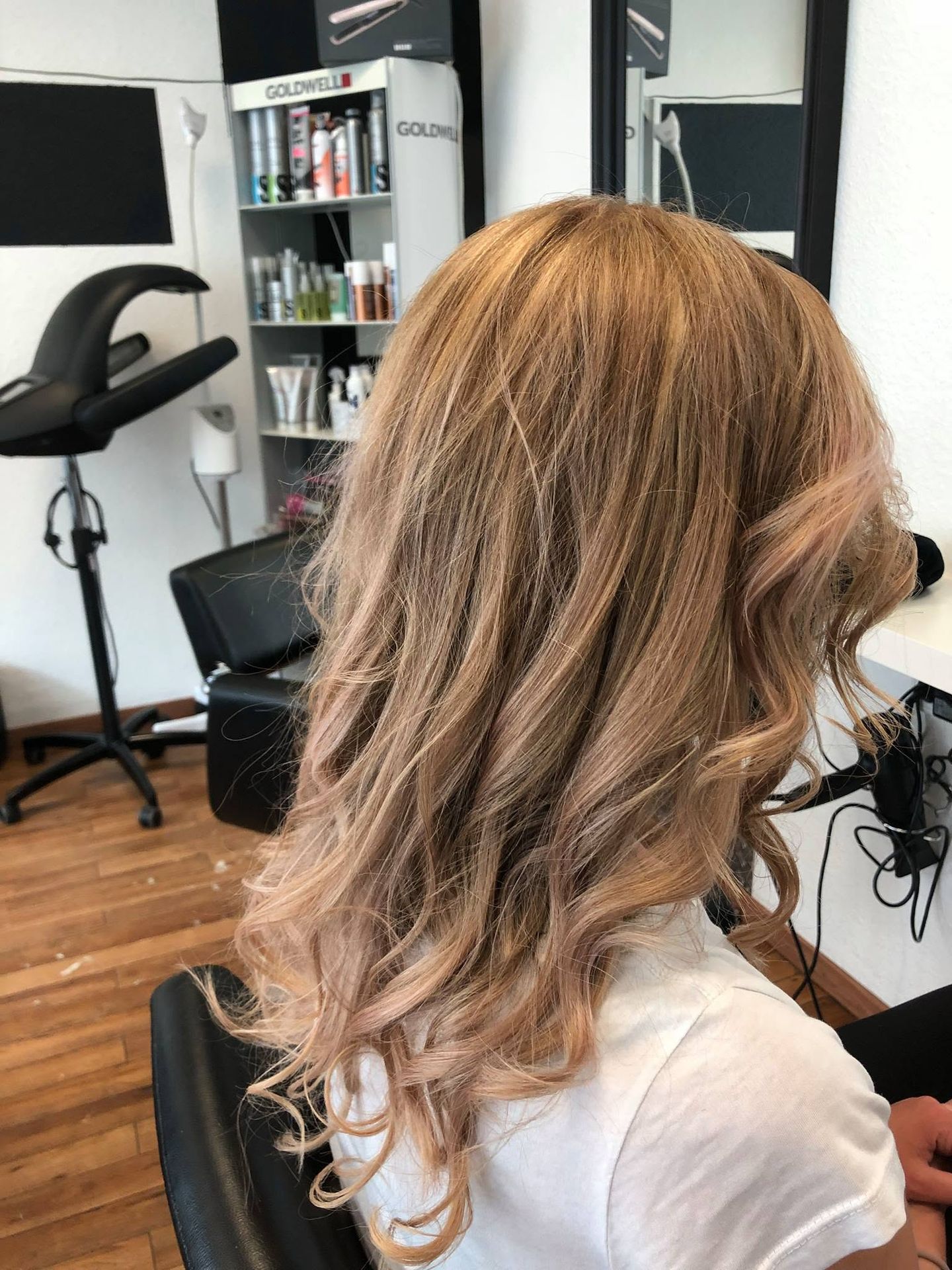 Kundin mit Locken + Farbverlauf